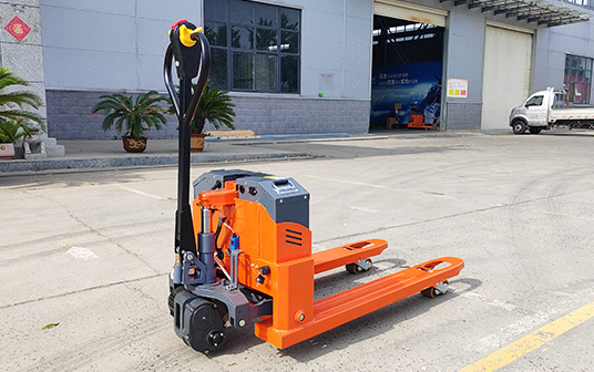 2025年5月21日，金葛完成了向美國的一位新客戶交付一批整柜堆高車，客戶前期對樣品車的認可.也對代表著對本地市場前景的信心